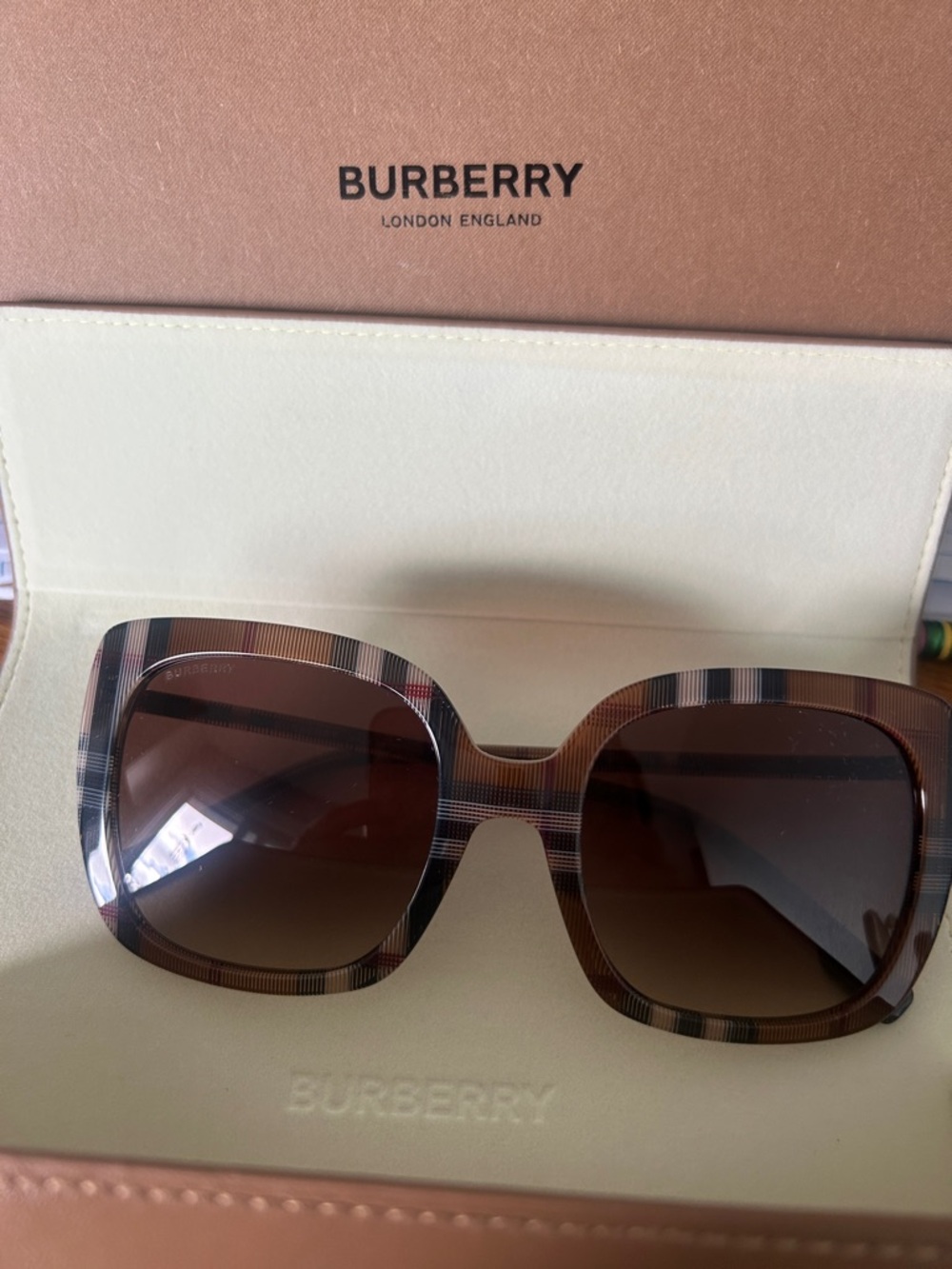 New! Burberry Brown Plaid Oversized Square Women’s Sunglasses - Picture 2 of 3
